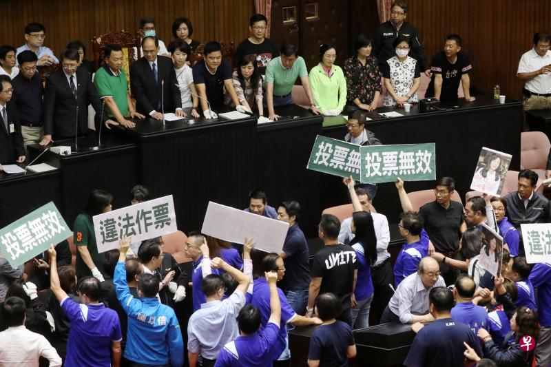 台湾立法院今天开会，为陈菊出任监察院长进行投票，国民党团对此到主席台前抗议。（路透社）