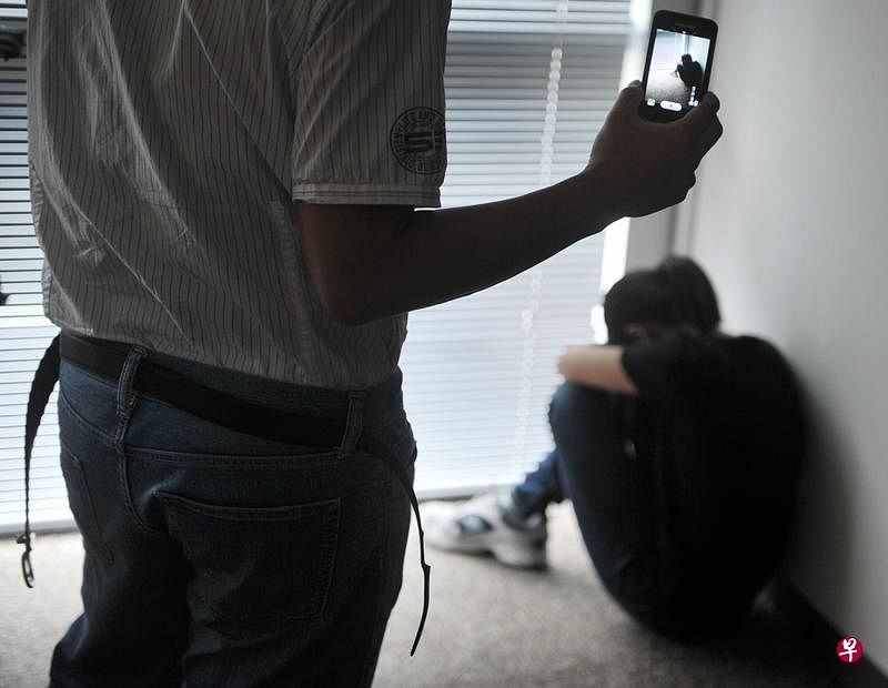 被告逼小兄妹亲嘴和口交，并用手机拍下过程。（档案示范照）