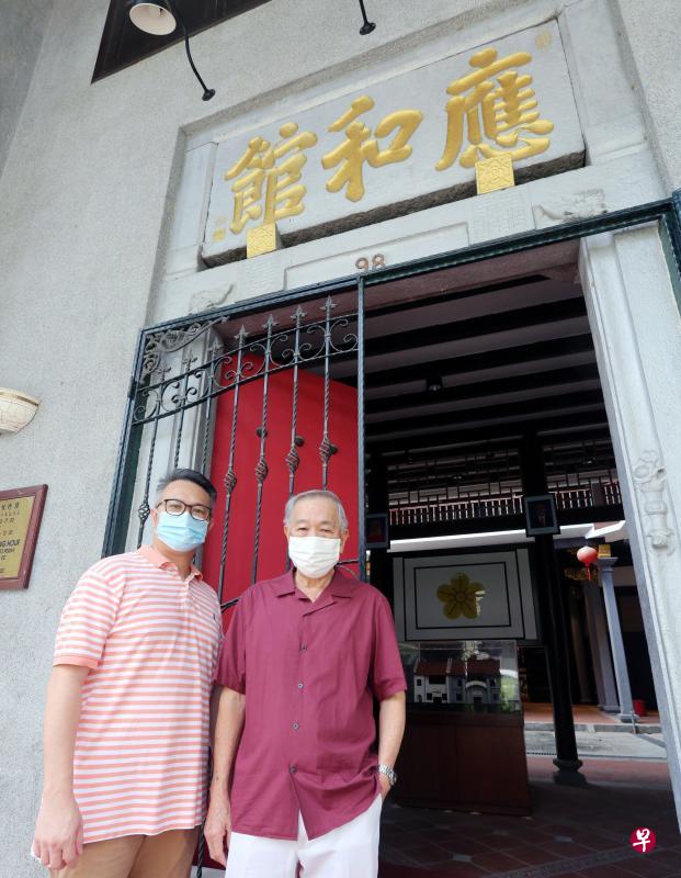 李彩曾（右）和儿子李伟聪都在应和会馆服务。（庄耿闻摄）