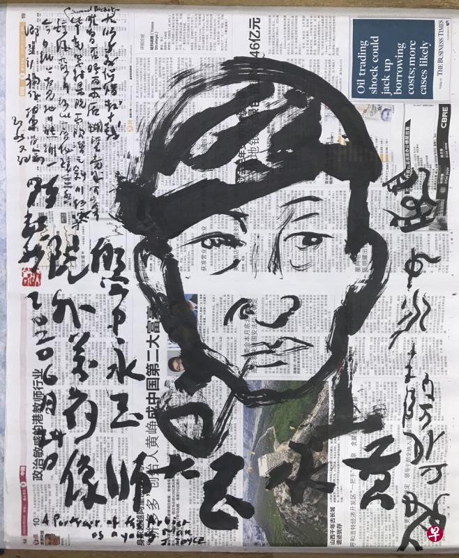 黄永玉画像：陈瑞献以《联合早报·中国》一跨版作黄永玉像，是其新媒体“报纸人像”的延续。报纸的吸墨性，文字与图片的日新编排与变化，在狂草灵动线条即兴的搓揉下，会产生异常多维度的美学效果。陈瑞献取意乔哀思的意识流小说《一个青年艺术家的画像》，综合黄永玉青壮年的容貌，中晚年的帽子与烟斗，闪电带出他的神采。画款有一对工整的嵌名联：“盘中永玉，院外万荷”。上联写艺术家的人品魅力，小我洁美，下联写他的创造精神，大我恢宏。联语还用快写的大篆再书一遍。左上角又添一段边款：“大师与我惺惜数十载，唯曾否晤面？两厢糊涂，竟成公案！毕克等待果陀，而陶潜之斜川何方？醇酒霞年，纱此一层秘酿益香。今日纸上相见，他日熊拥一乡，当引狗仔拍照留念。”