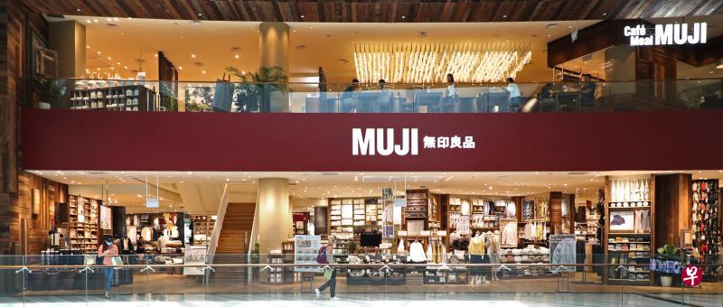 冠病疫情冲击本地经济，对旅游、航空和零售业的影响尤其显著。照片在今年3月摄于星耀樟宜。（档案照片）
