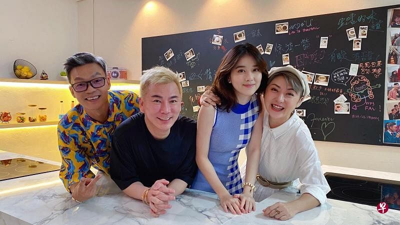 李国煌（左起）知道李荣达、李凯馨和权怡凤一家三口的往事，挑话题戳中三人的泪点。（新传媒提供）