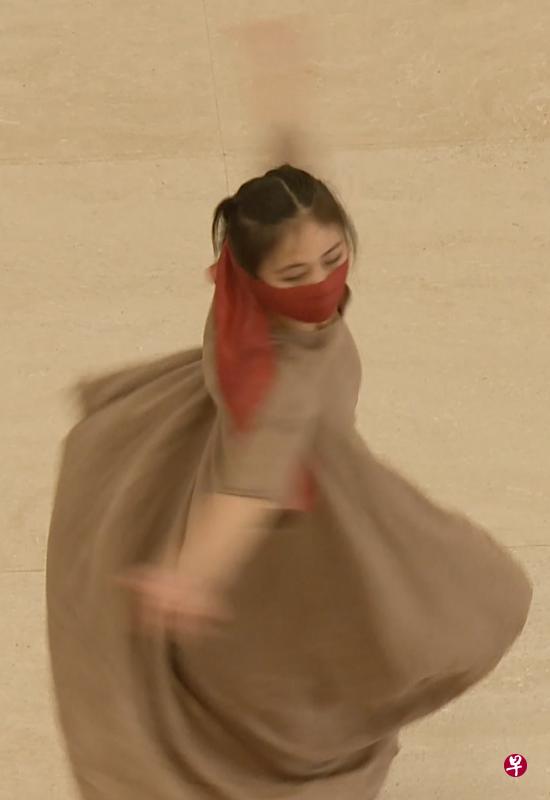 招魂为题材的作品乍听之下有股惊悚、颓丧之感，但舞者关注的其实是社会上每个被忽视、放逐的心灵，祈求他们能够找到回归之所。