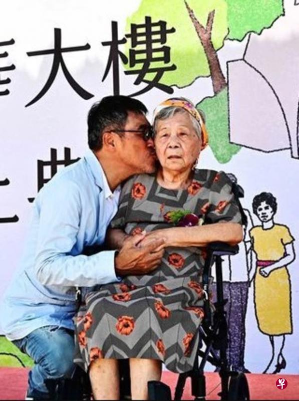 李宗盛前天带着妈妈出席活动。（互联网）