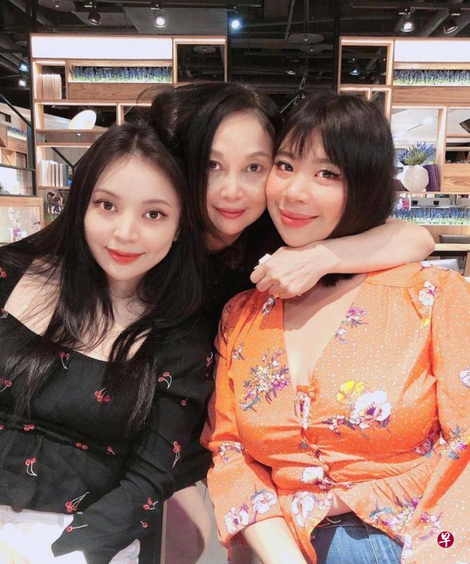 朱卫茵（中）与两个女儿纯儿（左）、安儿拥有母女脸。（互联网）