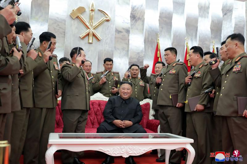 金正恩对军核心人士亲自授予武器实属罕见。（法新社） 