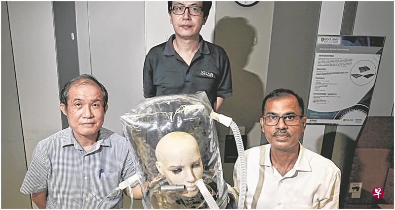 研发非侵入性呼吸头罩团队的成员包括义安理工学院首席技术战略师苏布拉塔·詹达（右起）、高级研发工程师潘鹏，以及高级研究员魏兆如。（谢智扬摄）