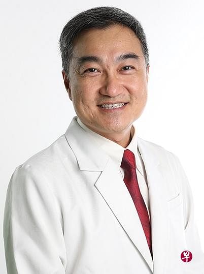卢正涛中医师建议简易的护肝保健法，包括适当地拍打腋窝。（受访者提供）