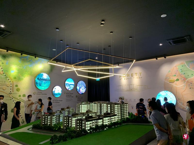 Forett@Bukit Timah开盘首个周末规定每个参观小组，包括经纪在内不得超过五个人。（青建地产提供）