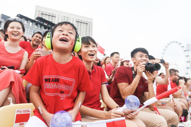 今年的国庆庆典因为疫情的关系，国人无法到现场感染国庆气氛，也无法一起高唱国庆庆典主题曲。（档案照）