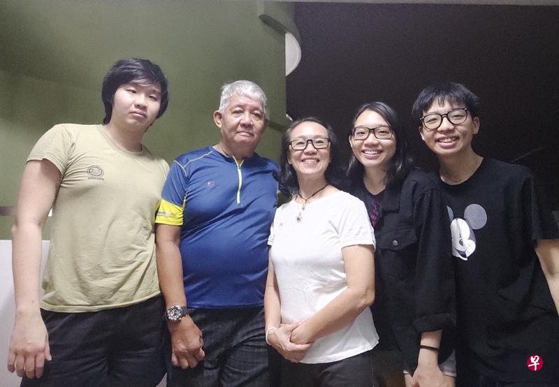 潘洪量（ 右一） 和姐姐（ 右二） 在外婆离世后决定成为护士。左起： 潘洪量的哥哥、父亲和母亲。（ 卫生部控股提供）