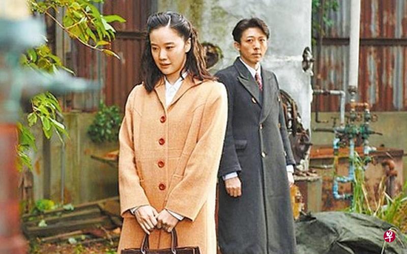 高桥一生（右）与苍井优主演的《间谍之妻》是两人第三度合作。（互联网）