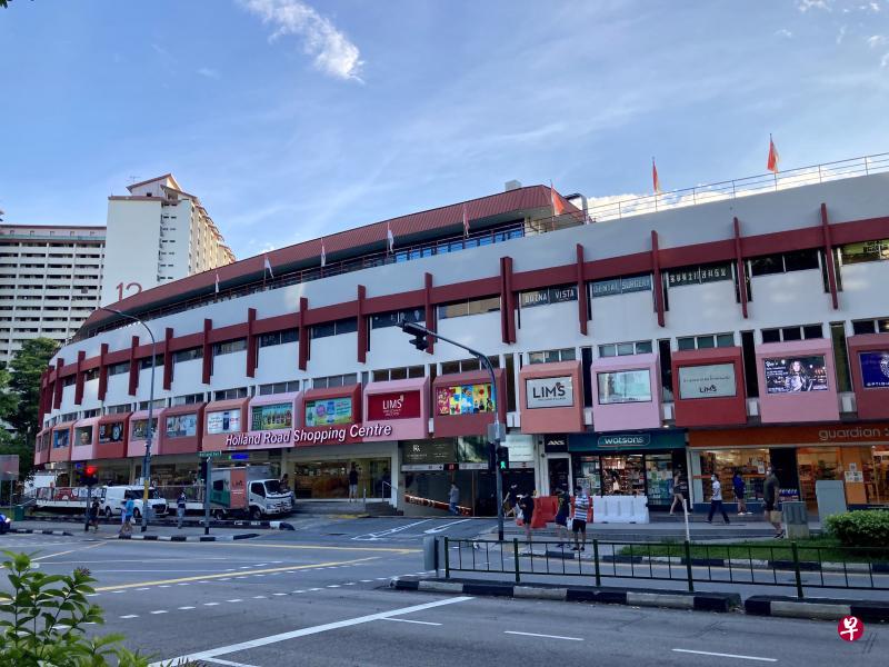 荷兰村购物中心内有许多特色小店，整栋建筑呈弧线，相当别致。