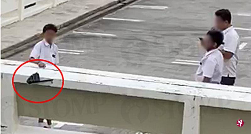三名穿着校服的少年在大巴窑一多层停车场顶楼玩闹，其中一名少年还“顺手”把小铁杵推下楼。（Stomp）