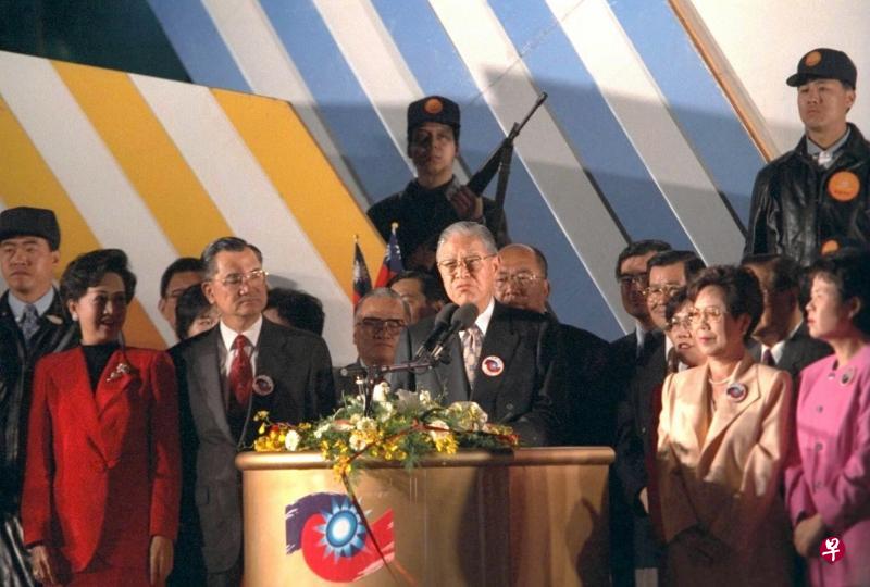 李登辉（中）和连战（左二）在1996年的台湾总统大选中，以高票击败其他三组对手，成为台湾首位民选总统、副总统。图为李登辉胜选后在讲台上发表讲话。左四为李登辉夫人曾文惠 ，左一是连战夫人连方瑀 。（档案照片）