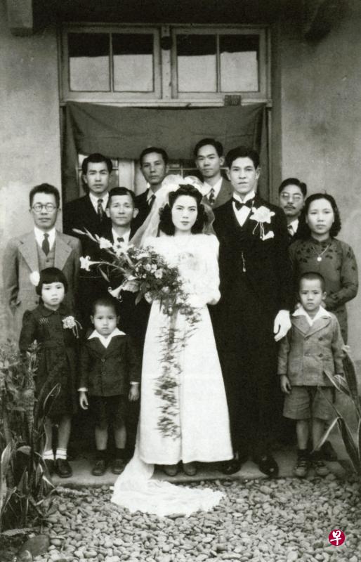 李登辉与妻子曾文惠于1949年结婚。图为他们与家人在台北住所拍摄的结婚照。（台湾之声）