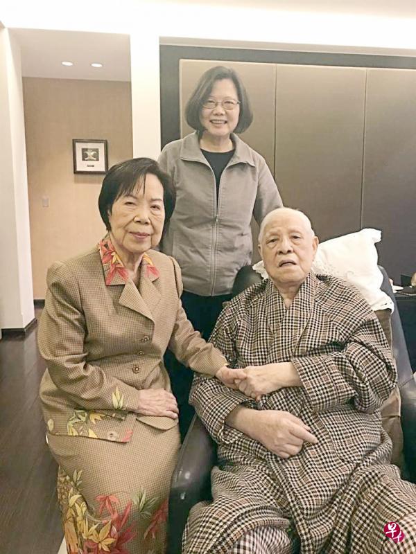 台湾总统蔡英文（中）曾在去年2月前往李登辉住所探望李登辉夫妇。（互联网）