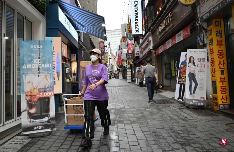 韩国国务总理丁世均说，近期有不少外国人再入境时虚报居家隔离地址，严重阻碍防疫工作。（法新社） 