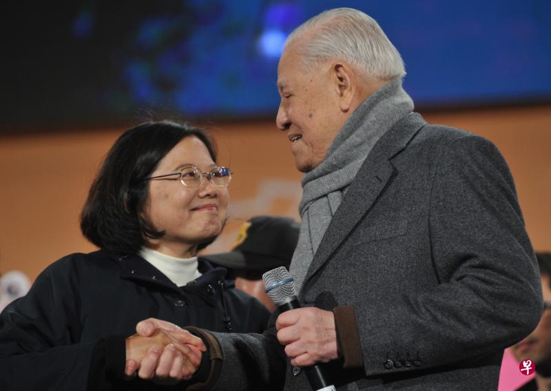 李登辉于1998年在国安会下成立“强化中华民国主权国家地位”小组，隔年提出“特殊国与国关系”作为两岸关系定位，蔡英文正是该小组的成员。图为蔡英文2012年举行总统竞选活动时，李登辉出席力挺。（法新社）