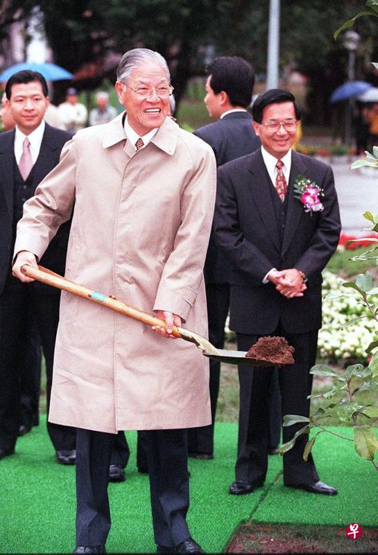 李登辉1998年3月12日参与植树活动，他身边的是时任台北市长陈水扁。（法新社）