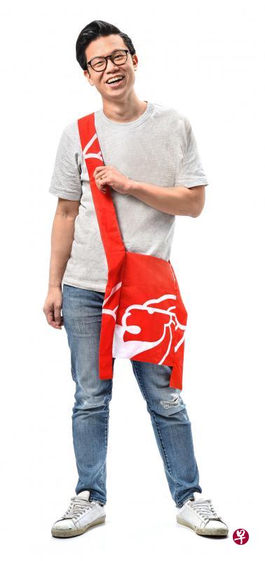 lampPost project的肩袋是在往年国庆布条旗帜的花纹图案基础上再设计，独一无二。