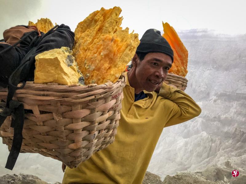 硫黄是伊真火山天然矿产。苦力要肩负80公斤的担子，从火山底沿着陡坡扛到火山口。硫黄的烟有剧毒，他们也不戴面罩。血和汗的收入。