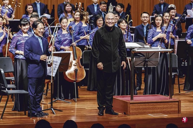 中国指挥家刘沙2018年10月与新加坡华乐团携手演出。（新加坡华乐团提供）