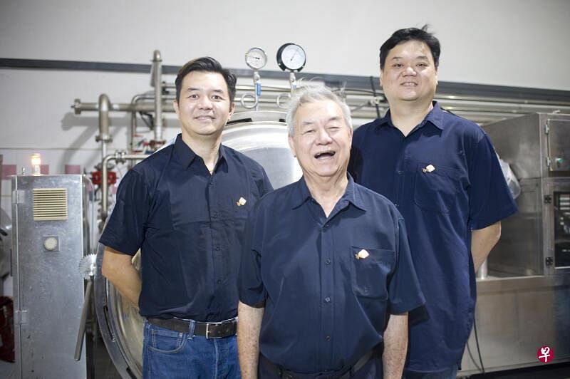 陈顺美食品工业现任掌门人之一的陈鸿耀（右）和陈鸿儒（左）至今一直谨遵父亲陈顺财（中）的教诲，即要积极探索机遇，“不要等水流到家门口，那时就太迟了”。（受访者提供）