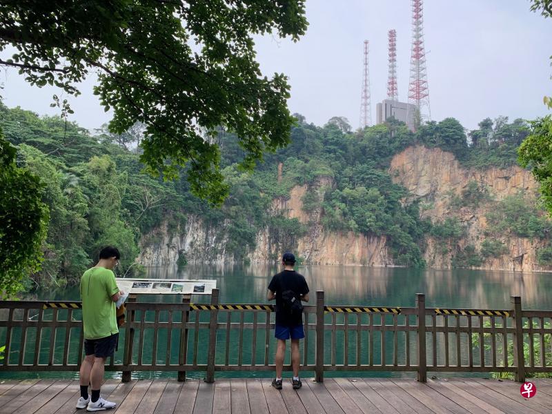 武吉知马山山脚下的海希德自然公园保留了漂亮的矿湖。