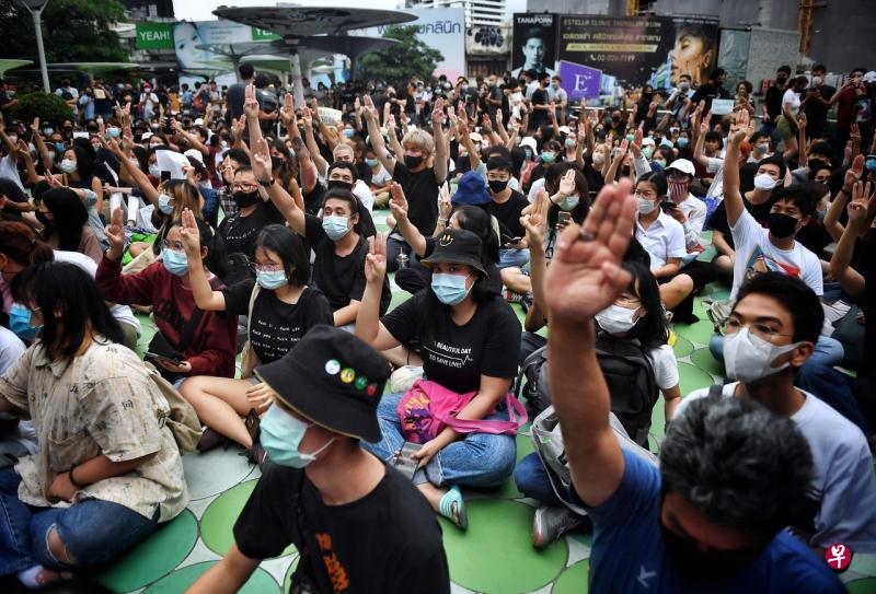 超过1000名反政府示威者聚集在曼谷市中心示威抗议。（法新社） 