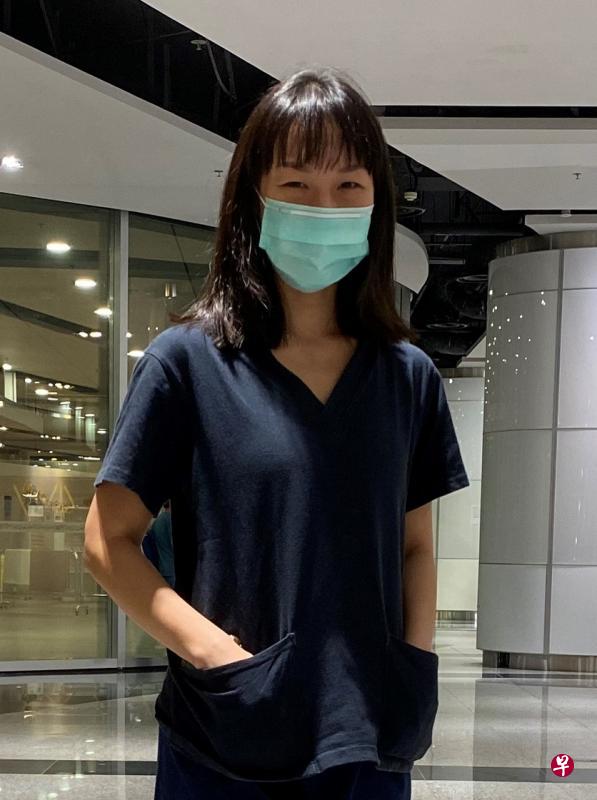 　黄韵桦昨天在新加坡博览中心的社区护理设施工作，虽然不能和家人一起庆祝国庆，却与病患共度了温馨的一天。（兀兰医疗园提供）