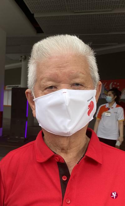 往年国庆我都会到居民委员会举办的国庆晚宴当义工，但晚宴因疫情无法举办。今年为了欢庆国庆，住家虽然距离盛港综合医院附近的草场只有20分钟的路程，但我和太太今早6点30分就已出门，只为占个好位置观看红狮跳伞队的表演。——颜兆雄（79岁，退休）