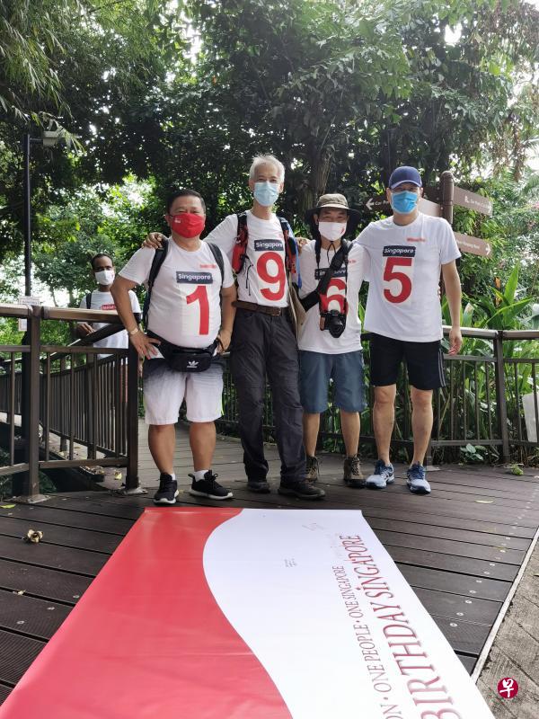 蔡易财（左一）和林家铭（左二）连同其他两名55岁的徒步爱好者，昨早身穿定制的T恤组成“1965”的字样，进行5.5公里徒步活动。（读者提供）