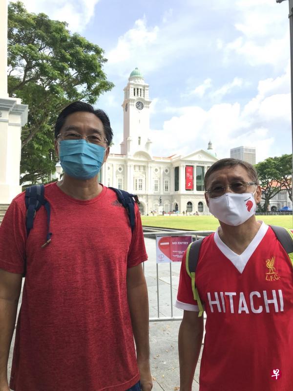我们每个周末都会出门散步，今天配合国庆日，安排了“特别版”，早上７时30分就从女皇镇一带出发，步行整个早晨，才到大草场庆祝国庆。这里能看到战机，也能听到鸣枪敬礼，最重要是能在这特别日子和其他公众一起凑热闹。——韩泽元（右，64岁,电器公司经理）与谢崇智（62岁，退休人士）