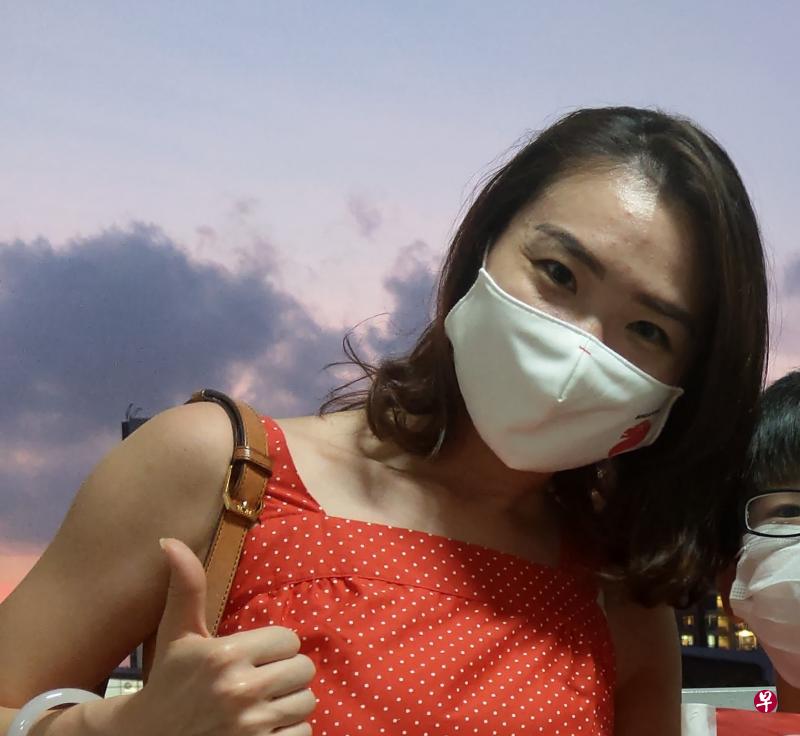 国庆门票向来一票难求，我们只能从电视上看直播。今年可以在家附近观赏烟花，孩子们都非常开心，也很期待。因疫情关系，大家的心情都很糟。不过今年好些活动分散在全岛多处举行，庆典反而感觉更大，也大大提升了人们的士气。——黄雪菱（39岁，外汇行销员）