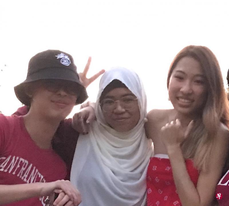 我们从三年前开始，每年国庆都会聚在一块看烟花，这是我们的‘传统’。前两年我们都是到市区去看烟花，但大家都住西部，今年正好在裕廊湖公园放烟花，就来这里。今年虽然没有大型庆典，但只要能一起庆祝，就很开心了。——阿蒂卡（左，20岁，学生）
