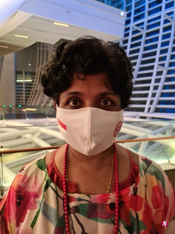 我平时需要照顾冠病患者，所以今年的表演主题特别贴近我的心。最喜欢的是表演中播放的视频，讲述大家相互扶持的故事，也显示冠病疫情没有把我们打垮，反而让大家建立了更强的社区精神。——艾米约翰（Amy John，50多岁，国家传染病中心护士）