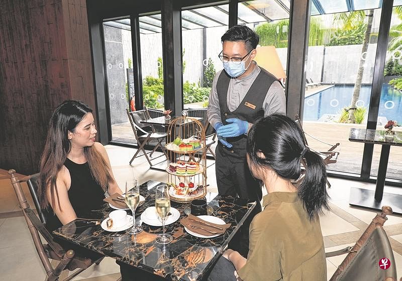 酒店改以拼盘方式取 代疫情前的自助餐，不 仅达到卫生要求，也能 避免浪费食物。（林国明摄）