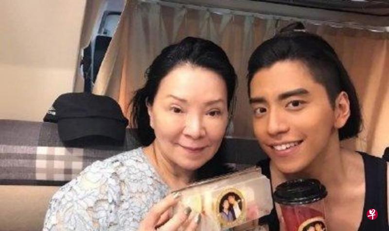 王大陆常在社媒晒自己和妈妈的合照。（IG图）
