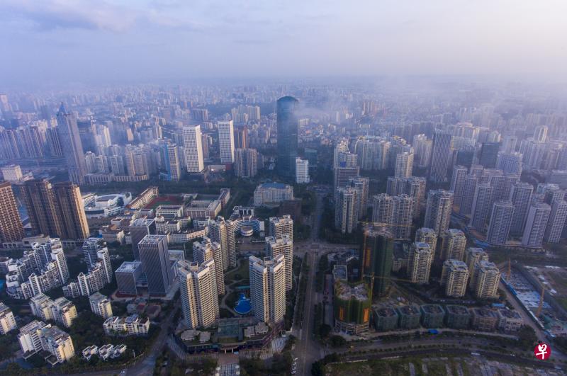 《海南自由贸易港总体方案》明确海南“加强与东南亚国家交流合作，促进与粤港澳大湾区联动发展”。图为海南省会海口。（中新社）