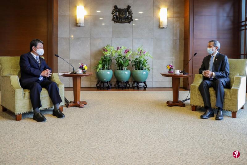 日本外交部长茂木敏充（左）和我国外长维文医生针对区域和国际事态发展进行了探讨。（新加坡外交部提供） 
