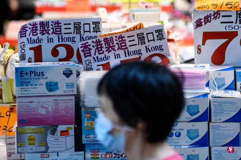 美国政府本周宣布所有香港出口至美国的商品，9月25日起不能再使用“香港制造”标签，必须改标“中国制造”。图为香港一家商店出售的口罩标明“香港制造”。（法新社）