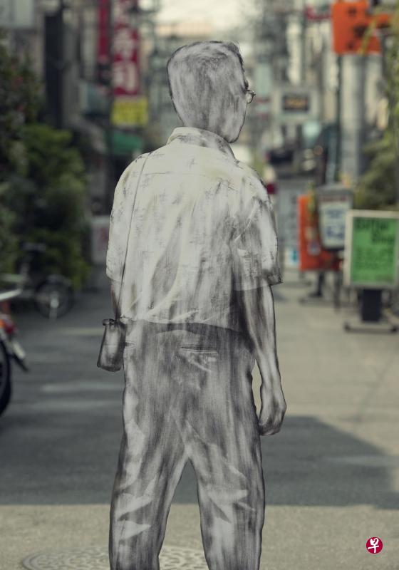 汪春龙2011年的系列“Erasure”，挖空了父亲的影像。（受访者提供）