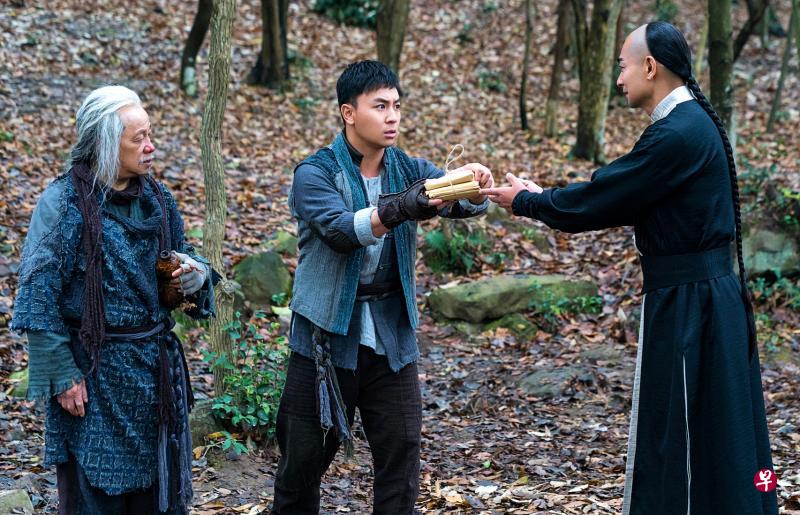 功夫明星梁小龙（左起）、释小龙和赵文卓合演《大侠霍元甲》。（互联网）