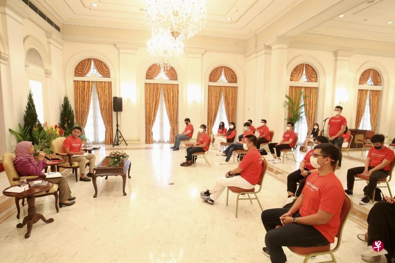 21名新加坡青年志愿团队领袖和团员受邀到总统府，与哈莉玛总统（左一）对话。配合安全距离措施，大家的座位保持一米距离，参与者除了发问时，都戴着口罩。（邬福梁摄）