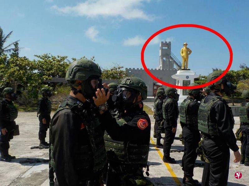 由台湾海巡署驻守的东沙岛上，在集合场上原有一座金色的蒋介石铜像。（台湾海巡署照片）