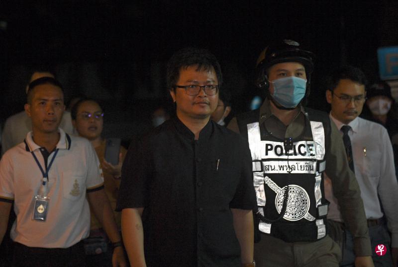 泰国人权律师阿农（中）周三被捕。（路透社） 
