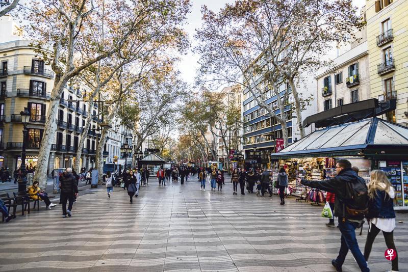 巴塞罗那市中心介于El Raval和Barri Gotic区之间的拉兰布拉大道（La Rambla）。（iStock图片）