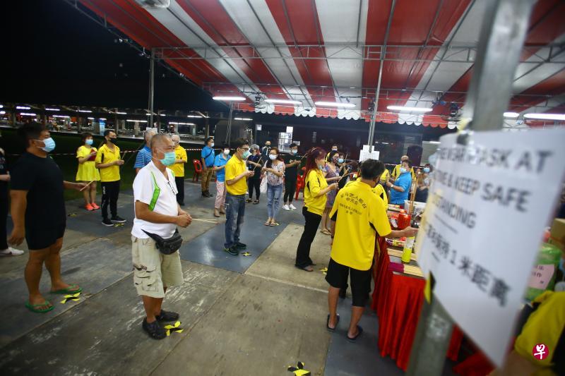 受冠病疫情影响，参加中元节祭拜仪式者，都保持安全距离。（何家俊摄）