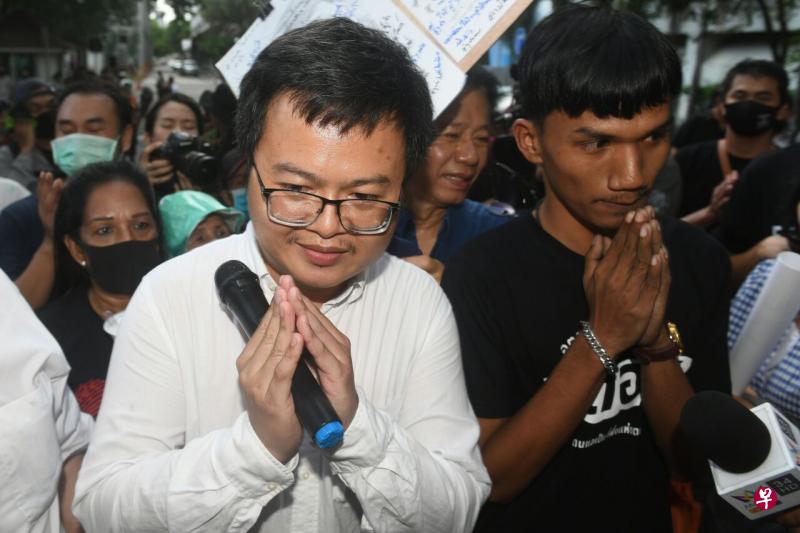 泰国法庭周三向人权律师阿农（左）和学生领袖帕努蓬（右）发出逮捕令。（法新社） 
